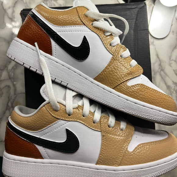 Custom colored Jordans - Picture 3 of 5